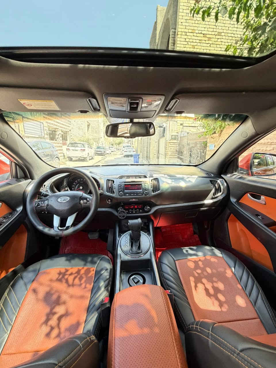 كيا سبورتج Sportage 2012
وارد خليجي 
محرك 2000
رقم بغداد 
فول موصفات:
-بانوراما 
-بصمة
-مرايات شفط
-كشنات تدفئة
-ثلاجة بالجكمجة
-كامرة خلفية بالمراية
-حساسات خلفية
-تبريد بيانو وثلج
-مانع انزلاق
-Auto hold
-تحكم بالايت صعود ونزول
-تحكم ستيرين جهتين 
السيارة مسويلها فول سيرفيس جديد
-التبريد ثلج (الراديتر والغاز والفريز والكومبريسير كهربائي جديد بدلته يوم 6/10)
-تايرات جديدة
-كشنات دوشمة جديدة بلون الداخل مالتها
-صدر ودبلات امامي خلفي جديد Mobis
-باتري ACdelco
-دسكات 
-دهن محرك 
-دهن كير
-ماء راديتر 
ضررها اقل من شبر بالجاملغ الامامي 
السعر 12,900$ 
المكان: بغداد - الغدير
***********
