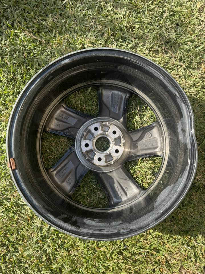 السلام عليكم
زوج ويل حجم ١٩ مال سورنتو من سنة ٢٠٢١-٢٠٢٣  

ويل سليم والثاني بيه عواج صغير موضح الصور.

السعر ٢٠٠ الف وبيه مجال واتصل وتدلل

***********
