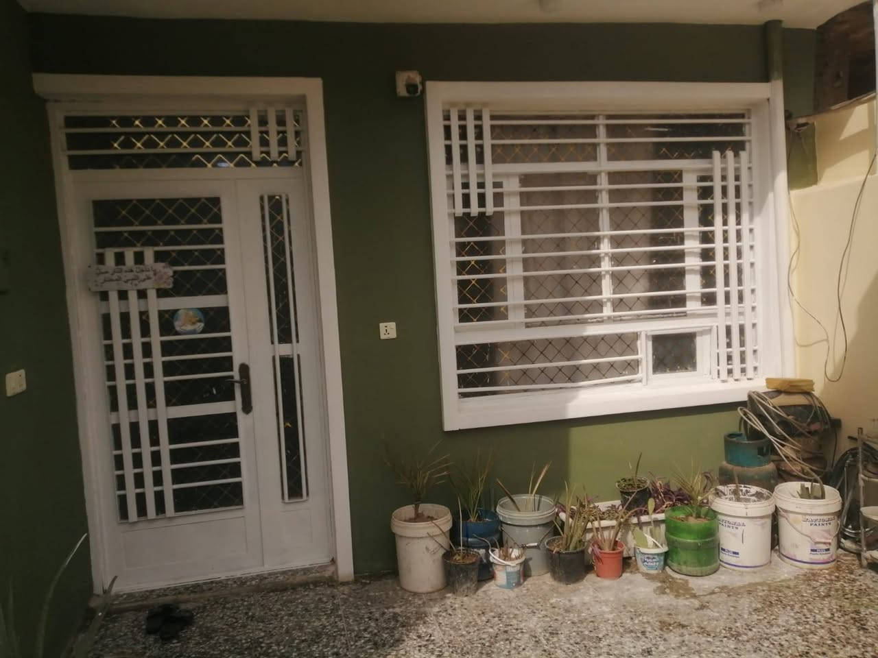 السلام عليكم بيت مساحة 90 متر بسعر مناسب جداً
مواصفات البيت مرمم تأسيس 2022م
مساحة 90 متر 4.5 الواجهة والنزال 20 
وسند أصلي 2025م
الوجه 4.5 والنزال 20
كهرباء وماء وسقف وجدران كلها مستقلة
الأرضية مرمر تركي الطابق الاول
الطرمة 4 ونص في 4 ونص تتسع لسيارة
 والارضية كاشي درجة أولى
الطابق الثاني الأرضية بورسلين 
منظومة كامرات 
منظومة إرضة 
المطبخ وحولي سيراميك مصري 
الصالة 4 و نص سم في 4 ونص
الحولي 6 متر 
الغرفة الأرضي 5 متر
الغرفة طابق الثاني 4.5 في 4.5
مناور عدد 2
حمامات عدد 2 داخلي وخارجي
سطح ناصي وسطح عالي
وفي السطح العالي مخزن حديد 3 في 2 ونص
الاستفسار الاتصال على الرقم ***********
