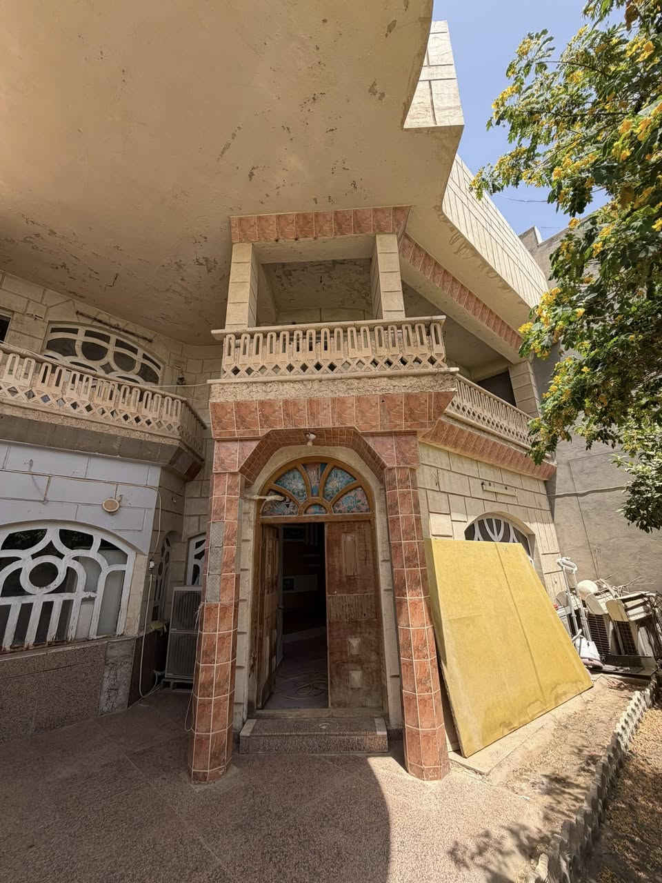 🏡/ دار للبيع المساحة ٢٠٠ م طابو صرف 

              الواجهة ١٠ م / النزال ٢٠ م

🧱/ بناء نظيف جداً ٢٠١١

الطابق الاول/ مطبخ . هول . صالة . غرفة نوم . مجمع صحيات. گراج . حديقة 

الطابق الثاني/ ثلاث غرف نوم .هول . مجمع صحيات 

🌏الموقع/ حلة حي الاساتذة الاولى شارع المحولة امام متنزه قريب جداً من شارع ٦٠. 

                        ( تبليط مجاري )

⭕️نستقبل جميع العروض التجارية والسكنية والزراعية في جميع مناطق الحلة 

لمعرفة السعر مراسلة الصفحة او زيارة مكتب 

حسنين للعقار الكائن في شارع الحسينية من جهة شارع ٦٠ 

***********           ***********
