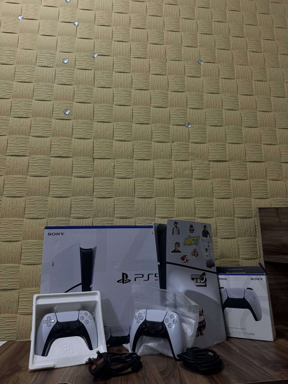 بلي 5مستخدم جهاز كلش لا مفتوح لا داخل صيانه نضيف ملحقاته لصليه موجوده ويا 2جوستك أصليات ما مفتوحات ويا حساب فيفا (26) ويا حساب EA بس شترك بلاس ولعب ويا قاعدت تبريد وشحن جوستك جهاز كلش نضيف هواي مصروف علي مكاني كربلاء وعندي توصيل سعره (700) واتساب ***********
