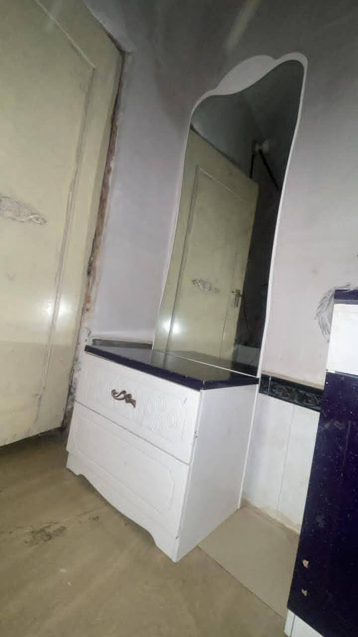 السلام عليكم 
من رخصة صاحب الكروب 
غرفه تركيه ملكيه 7 قطع للبيع بيع مستعجل سعرها 225 وبيها مجال مكاني نجف 
رقمي ***********
