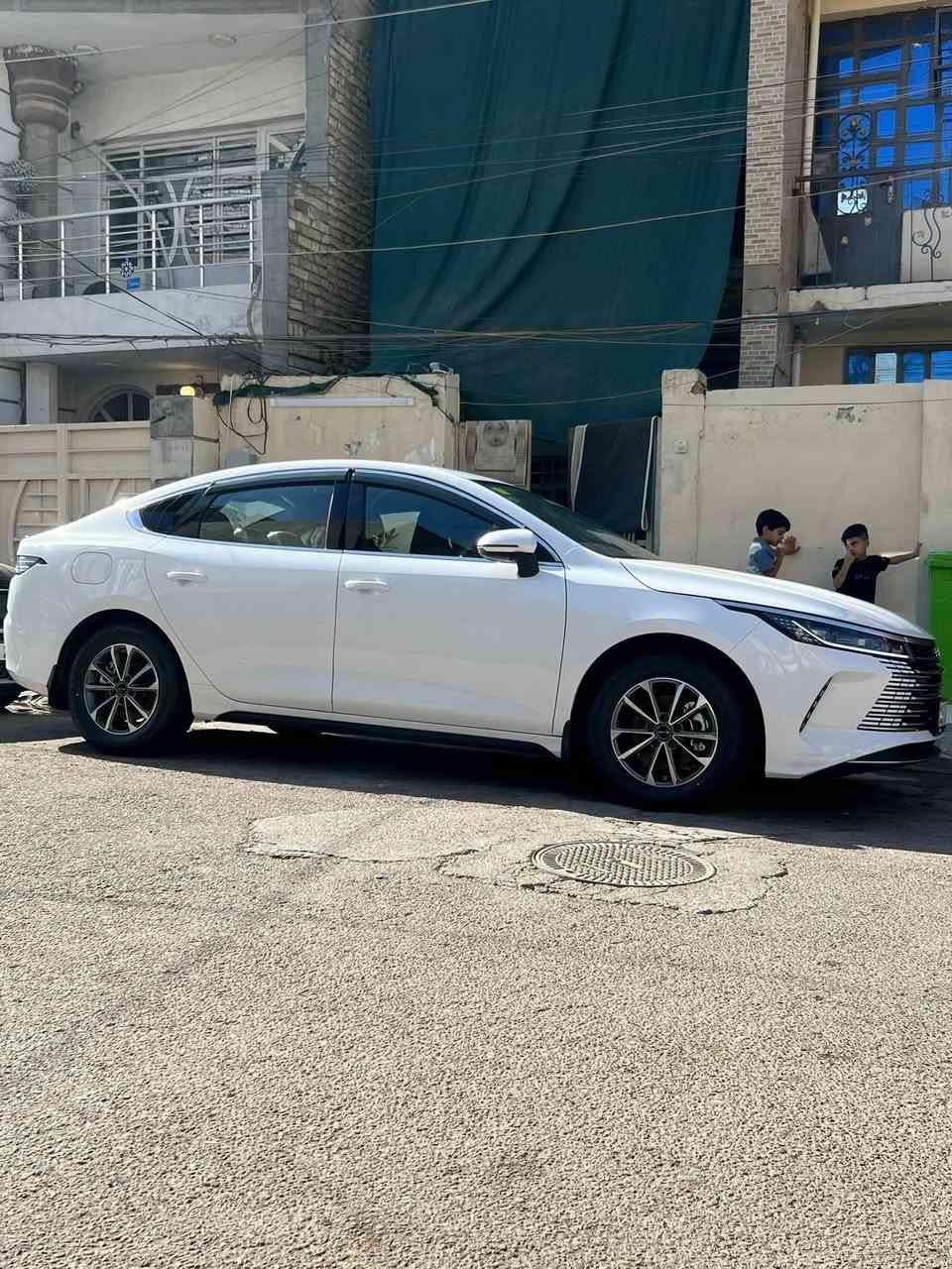 السلام عليكم للبيع BYD كفالة عامة بحاله الوكالة ماشيه/2000
السياره عليها اضافات 
سبايدر 
لدات اماميه 
مثلثات جام 
دوشمه عامه 
دوشمه جنطه 
ارضيات 
كشنات كاعيات 
+سبير جديد 
فرشه دشبول 
عده كامله
3انضمه قياده 
مساطر BYD كل البيبان 
السعر 21مليون بيها مجال بسيط 
الاتصال ***********
