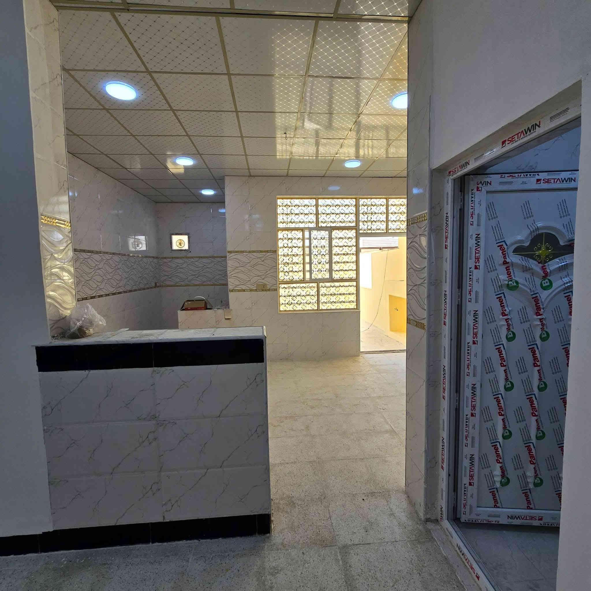 دار للبيع ٢٠٠متر. درجه اولى جديد اساس وسقف صب كونكريت بناء طابوك يحتوي على غرفتين نوم صاله مطبخ صحيات استقبال  الشارع الرئيسي والفرعيه تبليط عنوان الدار النجف الأشرف كوفه براكيه مقابل جامع الخزاعل سعر الدار ٧٠مليون  للإستفسار مراجعه المڰتب الڰوفه شارع المعمل قرب شارع المطار القديم مجاور صيدليه بلال مقابل صيدليه زحل جوار شارع سيد حبيب ***********مكتب ***********.مكتب
