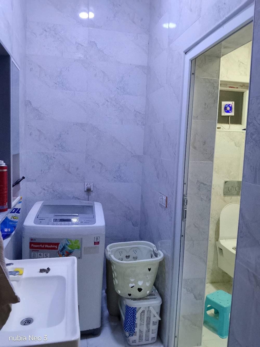 دار للبيع – كفاءات التعاون
🏡 فرصة مميزة لامتلاك دار حديثة البناء بموقع استراتيجي ومميز.
📐 المساحة: 200 متر 🏗️ سنة البناء: 2023 🧱 البناء: درجة أولى بطابوق جمهوري
🔹 طابقان 🔹 3 غرف نوم (سويتات) ▪️ الغرفة الأولى: 5.5 × 4.5 م ▪️ الغرفة الثانية: 6.20 × 4.20 م ▪️ الغرفة الثالثة: 4 × 3.5 م
🔹 صالتان ▪️ صالة: 6.20 × 4.20 م ▪️ استقبال: 6.20 × 4.20 م
🔹 مطبخ: 4 × 3.5 م 🔹 مخزن: 1.5 × 4 م 🔹 5 صحيات 🔹 نظام بوستر للمياه
🏪 محل تجاري كبير بمساحة 6 × 5 م 🚗 كراج بطول 8 أمتار
📍 الموقع: كفاءات التعاون – واجهة الحي 🌳 مقابل حديقة وشارع رئيسي عرض 40 متر
💰 السعر: 470 مليون دينار ✅ شامل قرض الإسكان المتبقي (54 مليون دينار)
📞 للاستفسار والمعاينة: *********** ***********
✨ موقع ممتاز، بناء حديث، وتشطيب درجة أولى. فرصة مناسبة للسكن أو الاستثمار. 🏡🔑