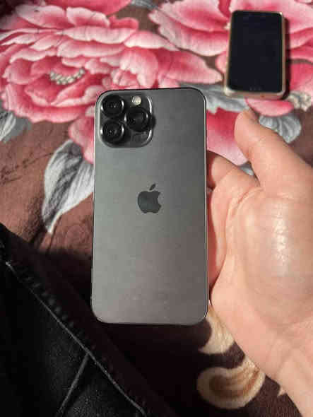 ايفون 13برو ماكس
ذاكره256
بطاريه90 وضع شركه لا مصعده وله شي 
شرط مايعبر هوه 
تك سيم
شرط حاسبه 
سعر 700
رقم موبايل ***********
