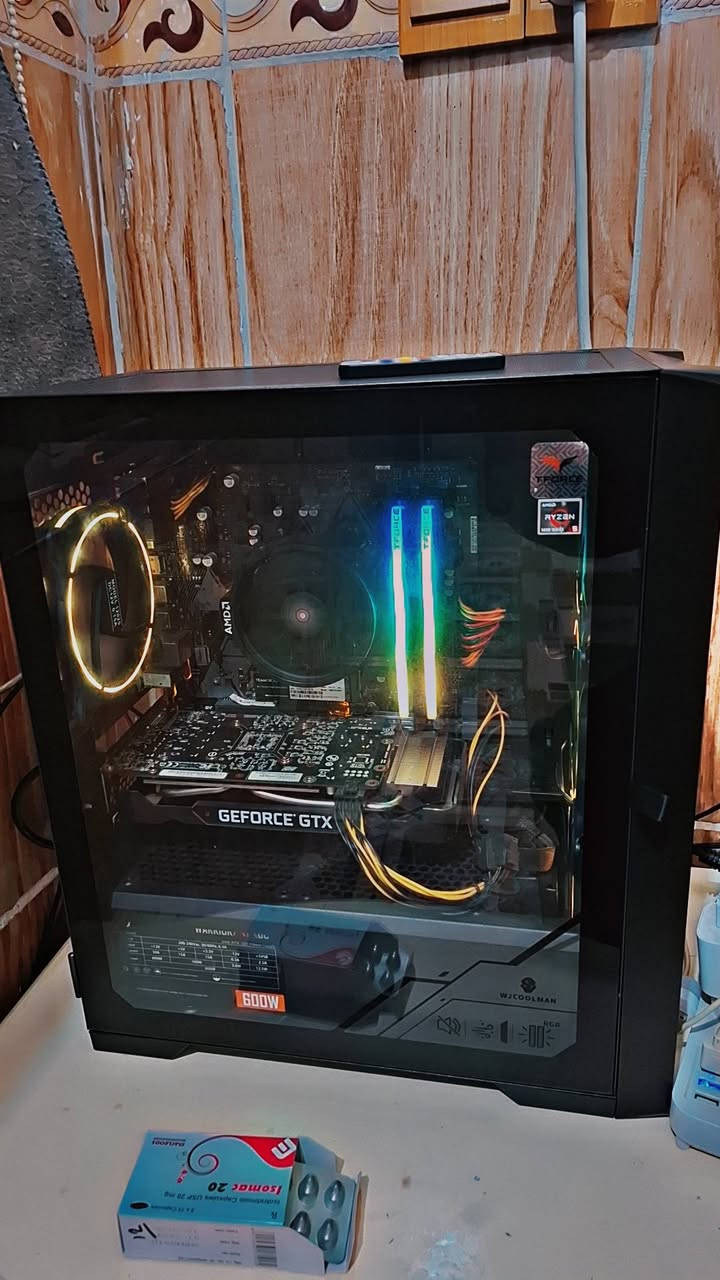 سلام عليكم تجميعه كيمنك للبيع حاله جدآ نضيفه وما مستخدمه
مواصفات الكيس

موديل المذربورد عندك هو:

🔥 ASUS PRIME B450M-A

والشركة: ASUSTeK COMPUTER INC.

💻 مواصفات لوحتك باختصار

✔ تدعم معالجات AMD Ryzen

✔ عندك حالياً: Ryzen 5 5500

✔ تدعم رامات DDR4

✔ أقصى رام: 64GB

✔ تدعم سرعة رام حتى 3200MHz (وأحياناً أكثر مMP)

✔ فيها منفذ M.2 SSD سريع

🔥 جهازك حالياً (من الصورة):

🧠 المعالج: Ryzen 5 5500 (قوي جداً للألعاب)

🧠 الرام: 16GB (ممتاز)

🖥 النظام: Windows 10 Pro 64bit ممتاز 🔥 كرتك هو:

🎮 NVIDIA GeForce GTX 1660 Ti

💻 تجميعتك الحالية:

🧠 CPU: Ryzen 5 5500

🎮 GPU: GTX 1660 Ti

🧠 RAM: 16GB DDR4

🖥 Windows 10 64bit

الذاكرة  SSD 1 تيرا 

بصراحة؟ 👌🔥

جهازك متوازن جداً للألعاب 1080p.

🎮 أداء الألعاب تقريبياً (على دقة 1080p)

🔥 PUBG

إعدادات High

👉 80 – 110 FPS

🔥 GTA V

إعدادات Very High

👉 70 – 90 FPS

🔥 Warzone

إعدادات Medium

👉 60 – 75 FPS

🔥 Fortnite

High

👉 100+ FPS

هل تحتاج تطوير؟

حالياً ❌ لا تحتاج شي ضروري

 

 كيس وشاشه وكيبورد  وباد وماوس  مايك خارجي  وكرسي 

كلهم ب 850 مكاني اربيل 

*********** بي واتساب
