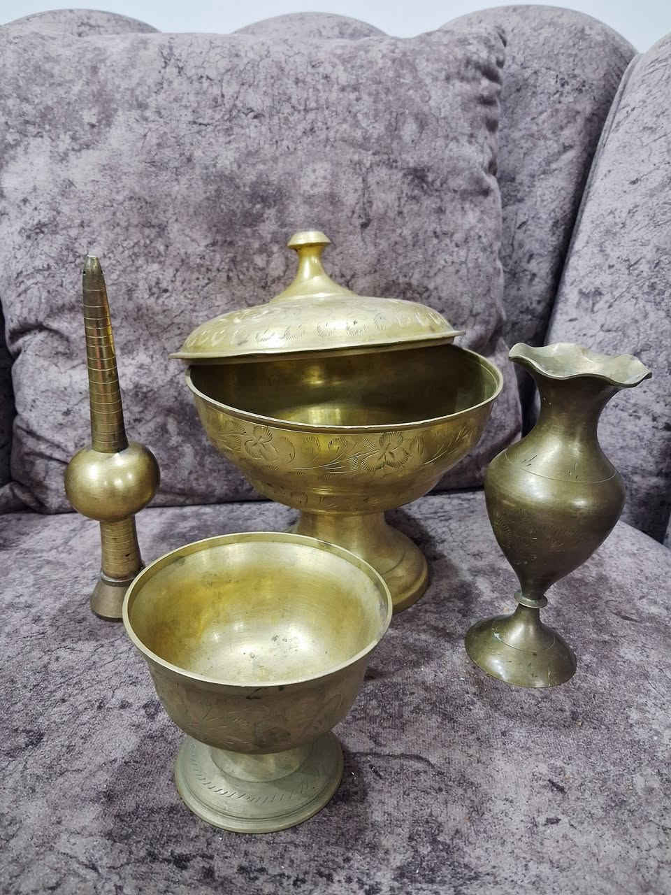 طقم نحاسي تراثي للبيع ✨

يتكوّن من:
• وعاء بغطاء مزخرف
• كوب/زبدية قاعدة
• فازة صغيرة
• قطعة ديكور طويلة

قطع أنيقة بلمسة تراثية، مناسبة للديكور والاستخدام.

💰 السعر مناسب 
🚚 توصيل متوفر
للمهتمين التواصل خاص 📩


**إذا كنت صاحب هذا الإعلان وتريد حذفه لأي سبب، رجاءا أرسل رسالة إلى الدعم الفني**