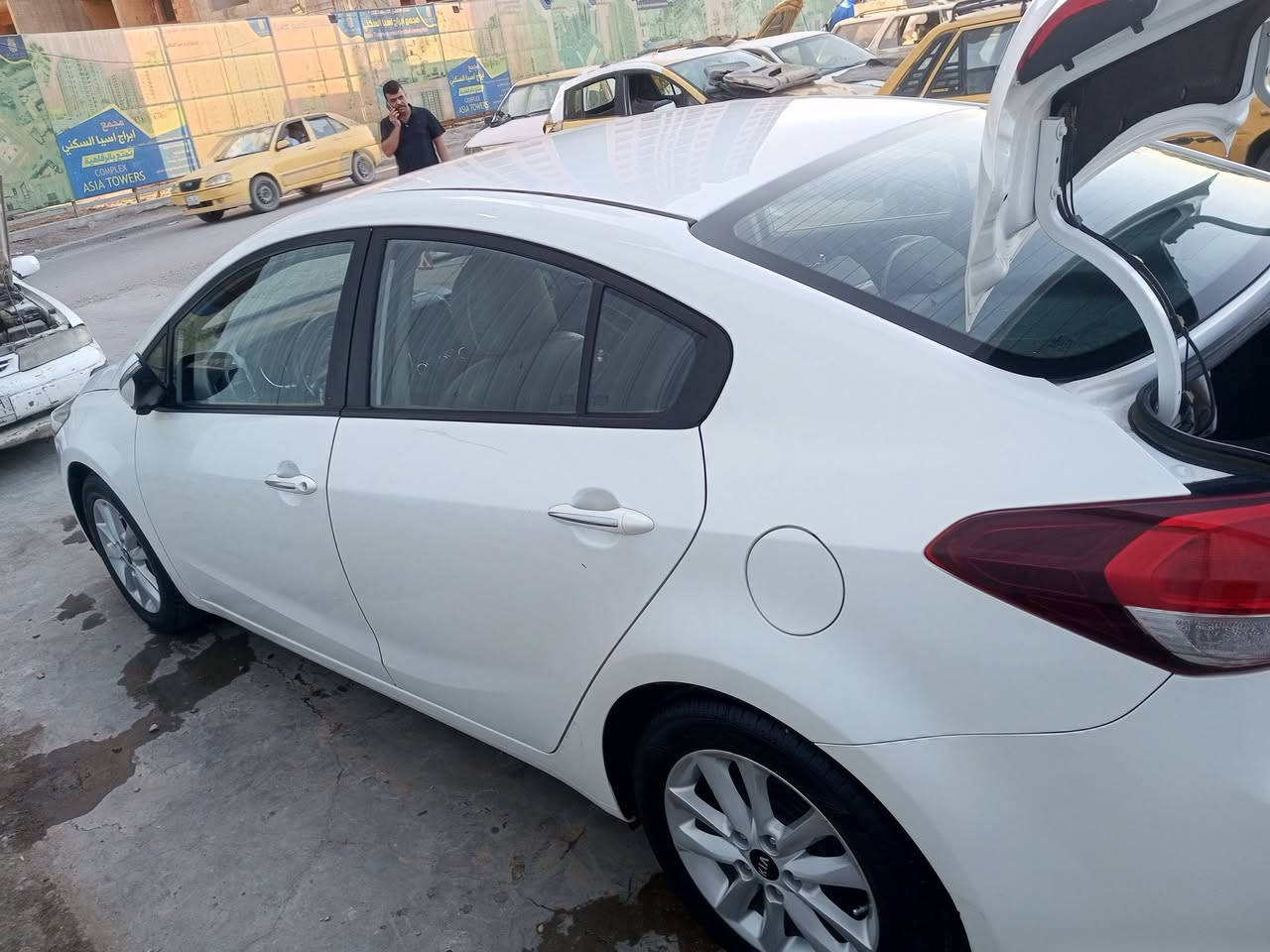 السلام عليكم
سيراتو خليجي 1600 رقم بغداد ماشية 

80 ألف سيارة بلادي ماعدى اللي مؤشر

بالاحمر . سيارة نضيفة كلش اللي ياخذهة 
موديل 18
يترحملي مكاني بغداد 
السعر 146
الهاتف ***********
