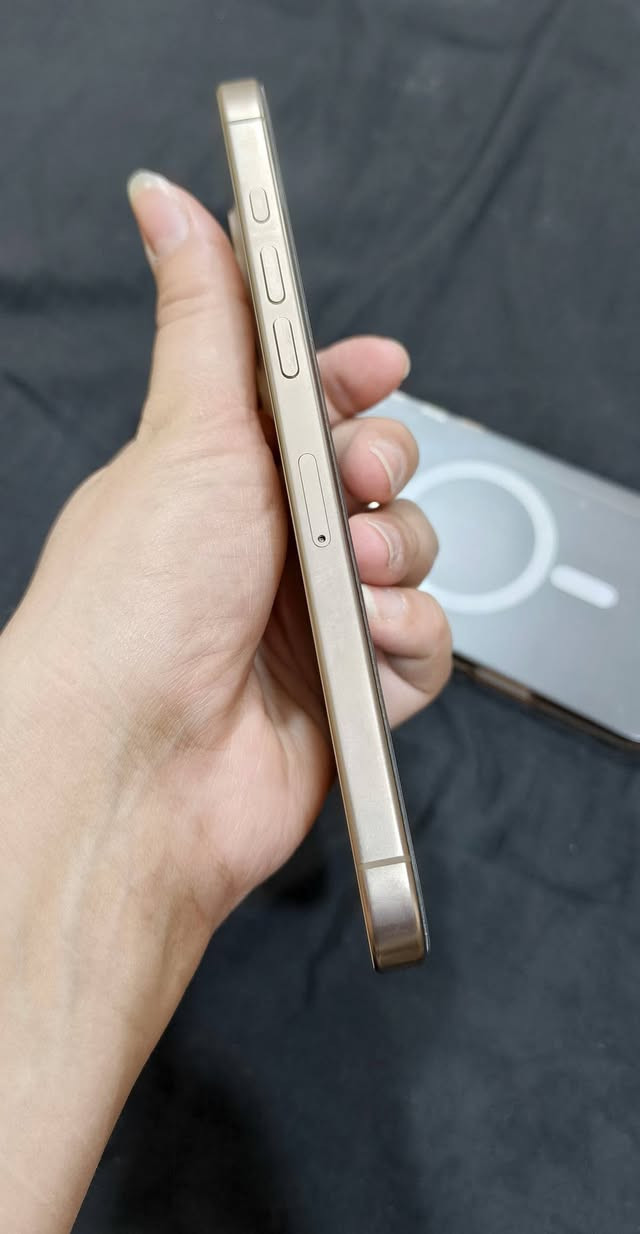 السلام عليكم ايفون 16 برو ماكس عربي شرق اوسط بطارية  100 مشحون 100 مرة كامل ملحقات للاستفسار ***********
