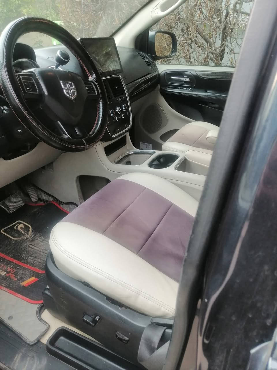 السلام وعليكم صل على الحبيب المصطفى. دوج كرفان ٢٠١٤. فول بوب كهرباء وصندوك كهرباء محرك وكير وتبريد جيد جدا صدر وحداديه كوله نظيفه شاشه وكامره خلفيه وكامره أماميه  كشنات بلع وتبريد   ٣ قطع رقم بغداد وبسمنه حادثه جانبي جاملغ ولباب الاماميه الأيمن بيه كلير تقريبا اربع قطع بدون دواخل  مكاني العامريه الاتصال ***********  السعر ١٣٠ وبيه مجال
