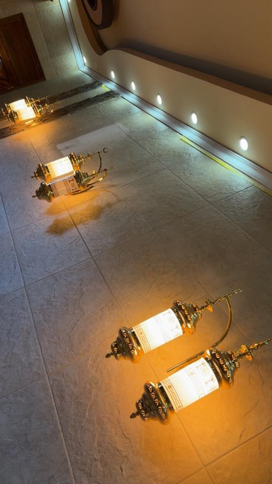 ثريات تركي طلاء ثابت لون ذهبي خمس ثريات كبيرة عدد واحد ووسط عدد واحد وصغيره عدد ثلاثه للبيع بغداد المنصور سعرها مناسب جداً للاستفسار ***********
