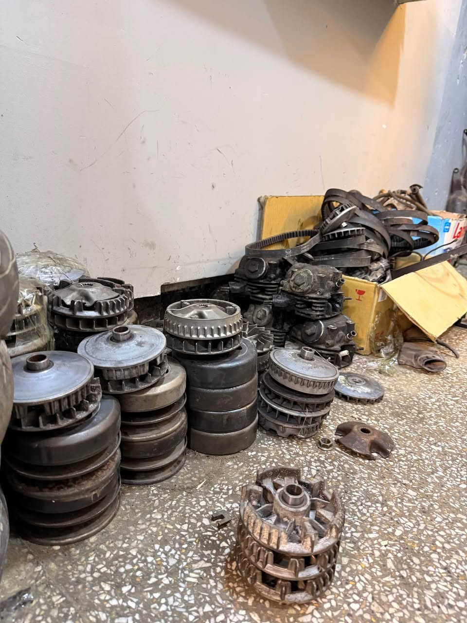 سلام عليكم 
توفر كلجات خلفي 140 عام 
توفر كلجات خلفي 120 عام 
توفر كلجات امامي 140 عام 
توفر كلجات امامي 120 عام 
سلفات بمجميع احجامه 120 وال 140 
جويترات عقول كذالك 
مكائن البريز والاكزز والببغاء النوزل 
توفر مكاين 120 رياضيه 
مكان كربلاء البوبيات قرب اسواق برتقاله 
*********** كربلاء, العراق
