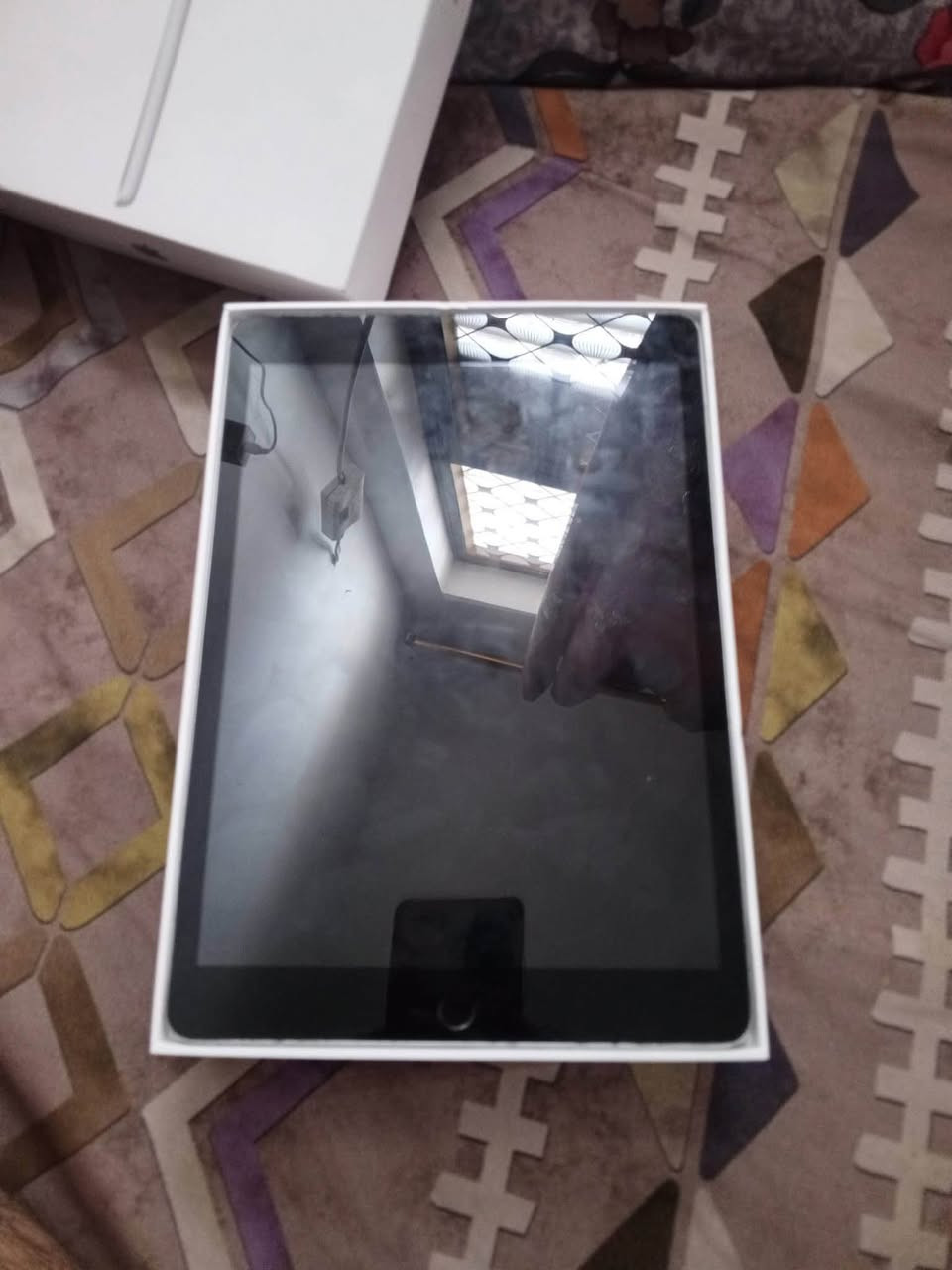 ايباد 9 نضيف ذاكره 64  بطاريه جيدة مع كارتون  + كيبل شحن فقط   السعر 220 وبي مجال***********
