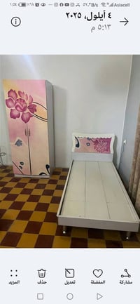 غرفة بناتية • سرير مستعمل • ميز تواليت