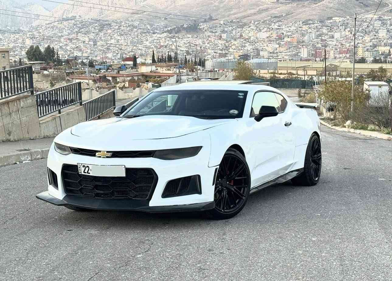 شفروليت كمارو 2017 فول مواصفات
لون ابيض 
السياره شادلها
دعاميه الاماميه والخلفيه Zl1
وياله حجم 20 Zl1
دوسات Zl1

السياره جاهزه من كل النواحي
كير ومحرك وتبريد وكهربائيات كلها مكفوله
حجر بيئه موجود

رقم اربيل الدولي الجديد
رقم سنويه لغايه 2027 
تحويل مباشر باسمي السياره 

حادثها بامريكا خفيف
السونار منزلها بالاعلان وصور الحادث موجود
السياره بدون قطرة دواخل وشواصي 

مواصفات 
كير اوتوماتيك + عادي + شفتات 9 نمر
3 انظمه قياده Ture + Sport + Snow 
تشغيل بصمه
تشغيل عن بعد
ابواب بصمه
صندوق بصمه
هندبريك بصمه
كوشنات جلد 
كوشنات تدفئه و تبريد
كوشنات كهربائية 
سماعات ماركه Bose
شاشه ايباد جبيره
نظام car play + Android
مسجل Aux USB Bluetooth Cable 
كامره دواره
تحكمات ستيرن جهتين
تحديد سرعه
ستيرن فوليوم
لايتات زينون وتحكم كنترول صاعقه وناصي وسط وقوي
بلاجكتورات ليد
بك لايتات ليد
داخل ليد 
مرايا كهربائيه وحساس
نظام تراكشن مانع الانزلاق
نظام ECO اقتصاد البانزين
شاشه عرض الاعطال ملونه

السعر 128 ومجال
للاستفسار 
كورك : *********** اتصال او واتساب
آسيا : *********** واتساب فقط
