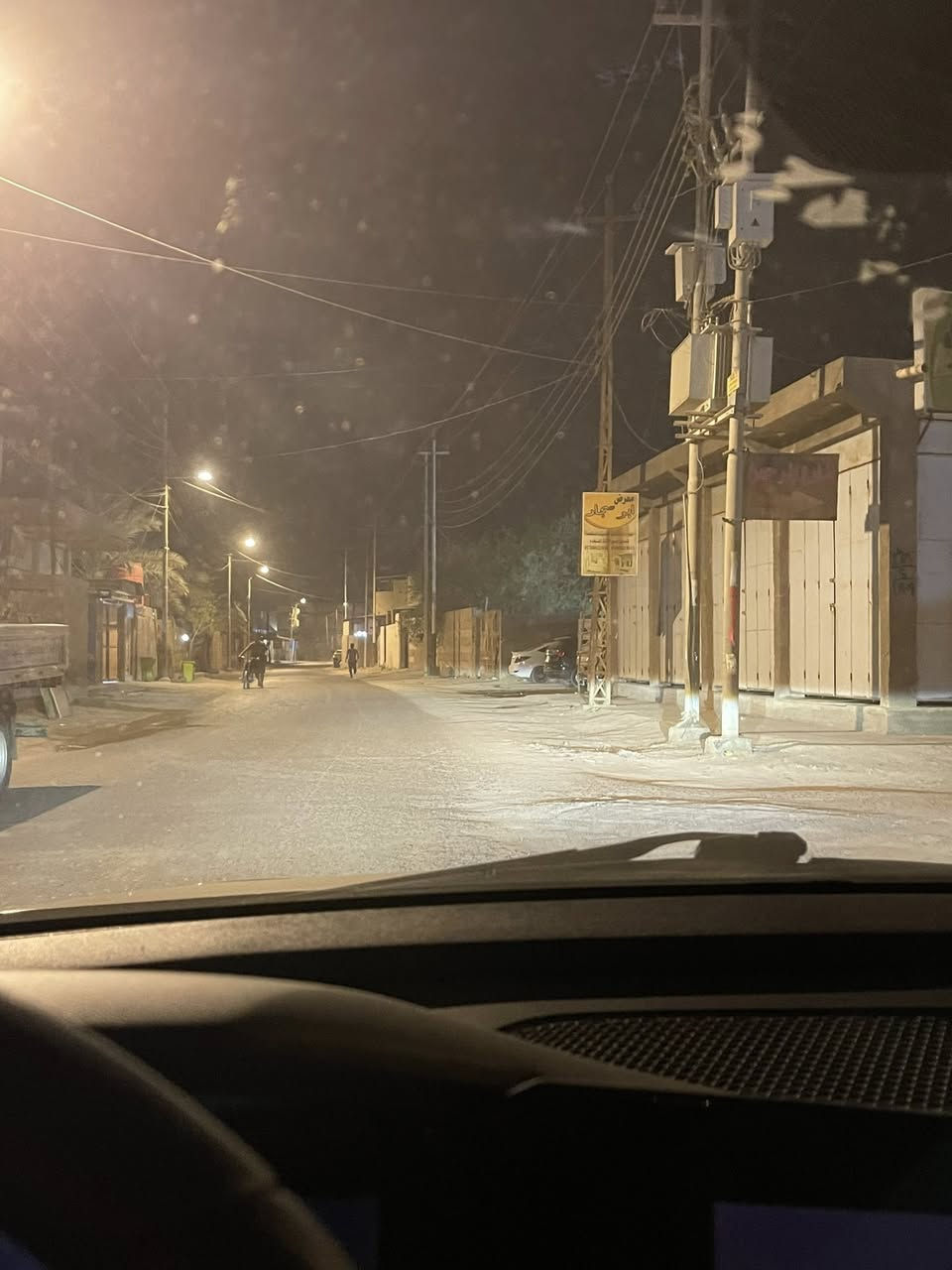 السلام عليكم ورحمة الله وبركاته
بيت للبيع مساحته ١٠٠م  طابو زراعي عراقي اصولي 
سند ٢٥ يقع في قضاء ابي الخصيب منطقة ابو كوصره 
شارع الرحمان على التبليط مباشرتاً ركن علة شارعين
يحتوي على ديوان وغرفة ومطبخ وصحيات داخلية 
وخارجية وگراج للسيارة بيت مرتب مال عائلة صغيرة 
انه صاحب العقار مو مندوب ولامكتب عقارات 
السعر المطلوب  ٦٠  وبي مجال قليل 
للاستفسار *********** 

ملاحظة : الشراي فقط يتصل المكاتب والمندوبين رجاءآ لاتتصل
