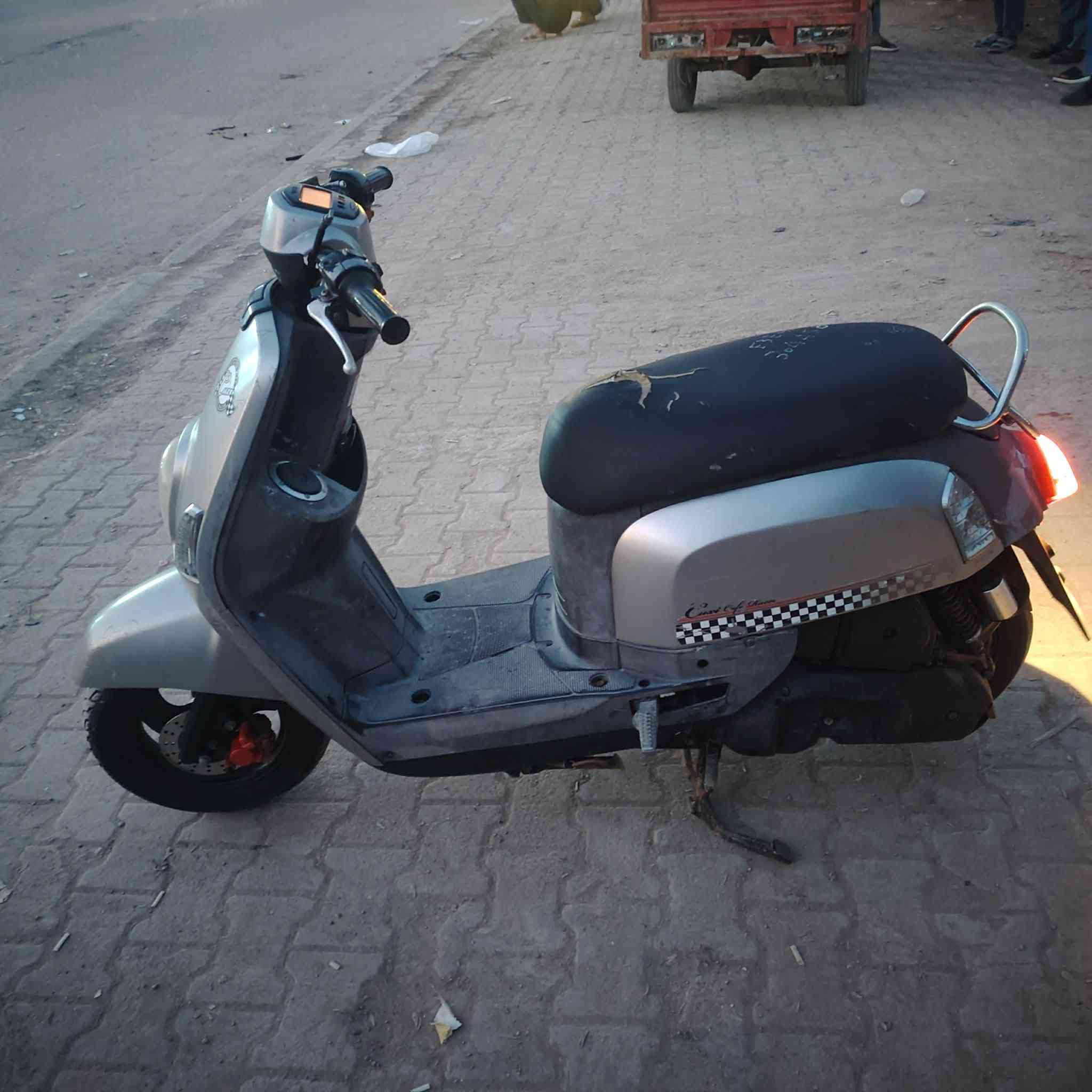 سلام عليكم دراجه بوليس للبيع دراجه خير من لله وصارلها خمس تشهر من طلعتها رمبه تواصل ***********
