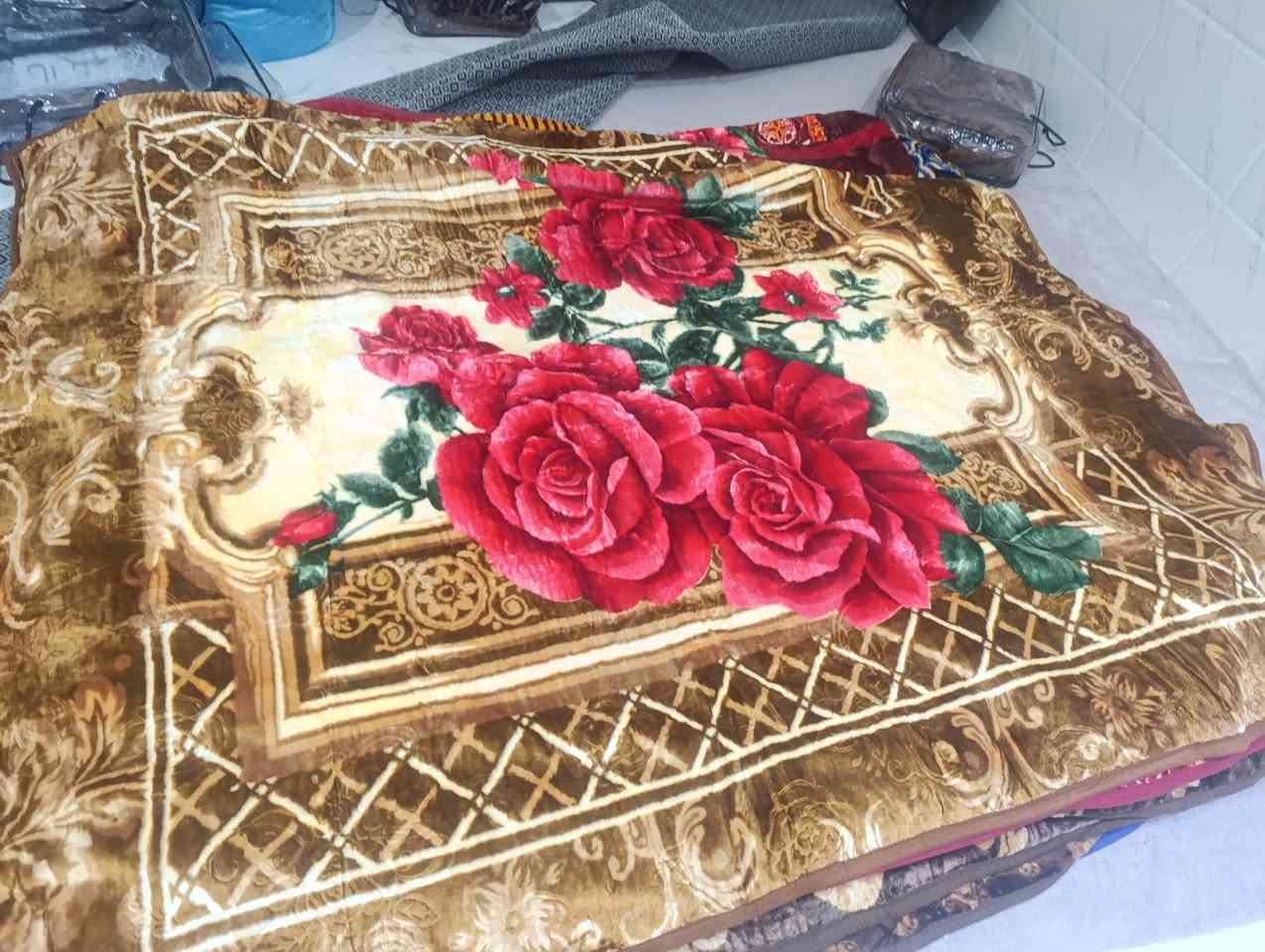 مەچۆ لەبازار بەتانی بکری بە پارەیەکی خەیالی لای من سعرم خوار جملەیە
پێنج کیلۆ و نیو 27هەزارە لەبازار 40هەزارە
4کیلۆ سادە و گوڵدار 20هەزارە لەبازار 30هەزارە 
3کیلۆ بە15هەزارە   لەکەلار و باوەنور هەمانە 
تکایە موشتەری نیت لەکاتمان مەگرە سعری کۆتایم نوسیوە
***********کەلار
***********باوەنوڕ
