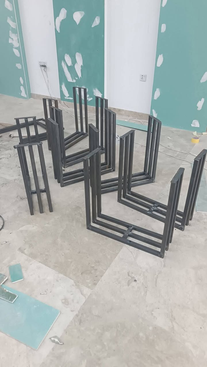 سلام عليكم حداده عامه متنقل صنع كرفانات غرف منزليه باحدث التصاميم وحسب رغبه بسعار تنافسيه شامل باب وشباك عمل جملونات عمل مطاعم متنقله عمل قمريات بيبان شبابيك كافه انواع الحداده للاستفسار الاتصال على الرقم ***********
