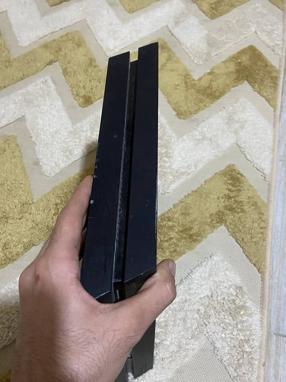 بلي ستيشن فور فات ويا ٣ اقراص  نظيفات و جويستك اصليه يحتاجله فقط تبديل معجون لأن صار هواي ما مستخدمه متروك السعر ٢٠٠ الف و بي مجال قليل لاتكسرون بالسعر للتواصل واتساب او شريحه ***********
