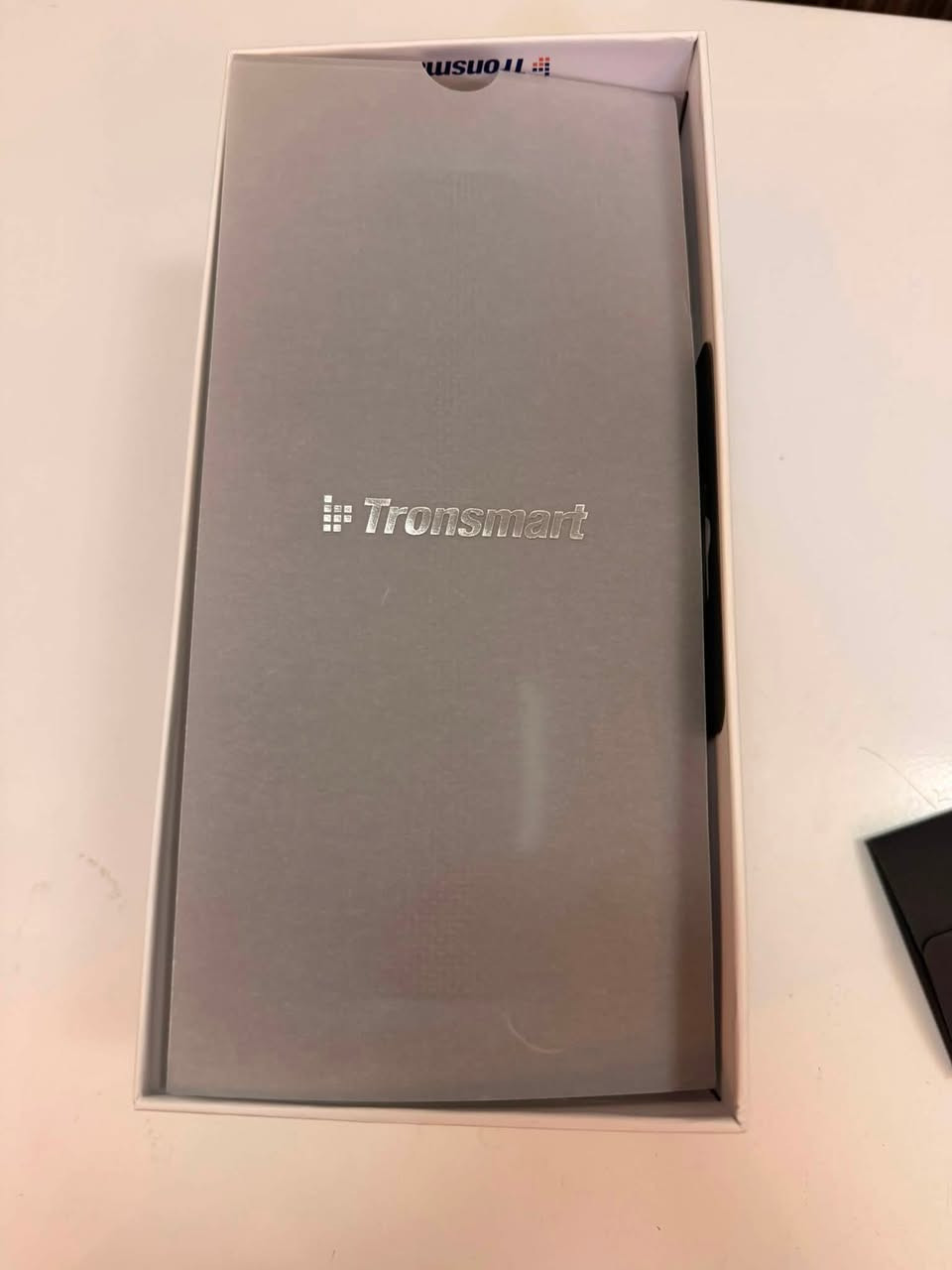 سبيكر من ماركة Tronsmart جديد مامستخدم مفتوح فقط للتصوير وزنه كلش ثكيل كيلوين تقريباً صوته خرافي فول bass ودمام وصوت مالته 360 وحتى RGB بيها وبرنامج مالته موجود بكلشي تكدر تتحكم بيه  ويفيد للاماكن المفتوحه والمغلقه صوت عالي كلش وواضح بدون تشويش والاحلى من هاي ضد الماء حتى جوه المي يشتغل لون ازرك وبيه عجلة التحكم بمستوى الصوت سعره 60 وعندي توصيل جميع المحافظات للحجز واتس ***********
