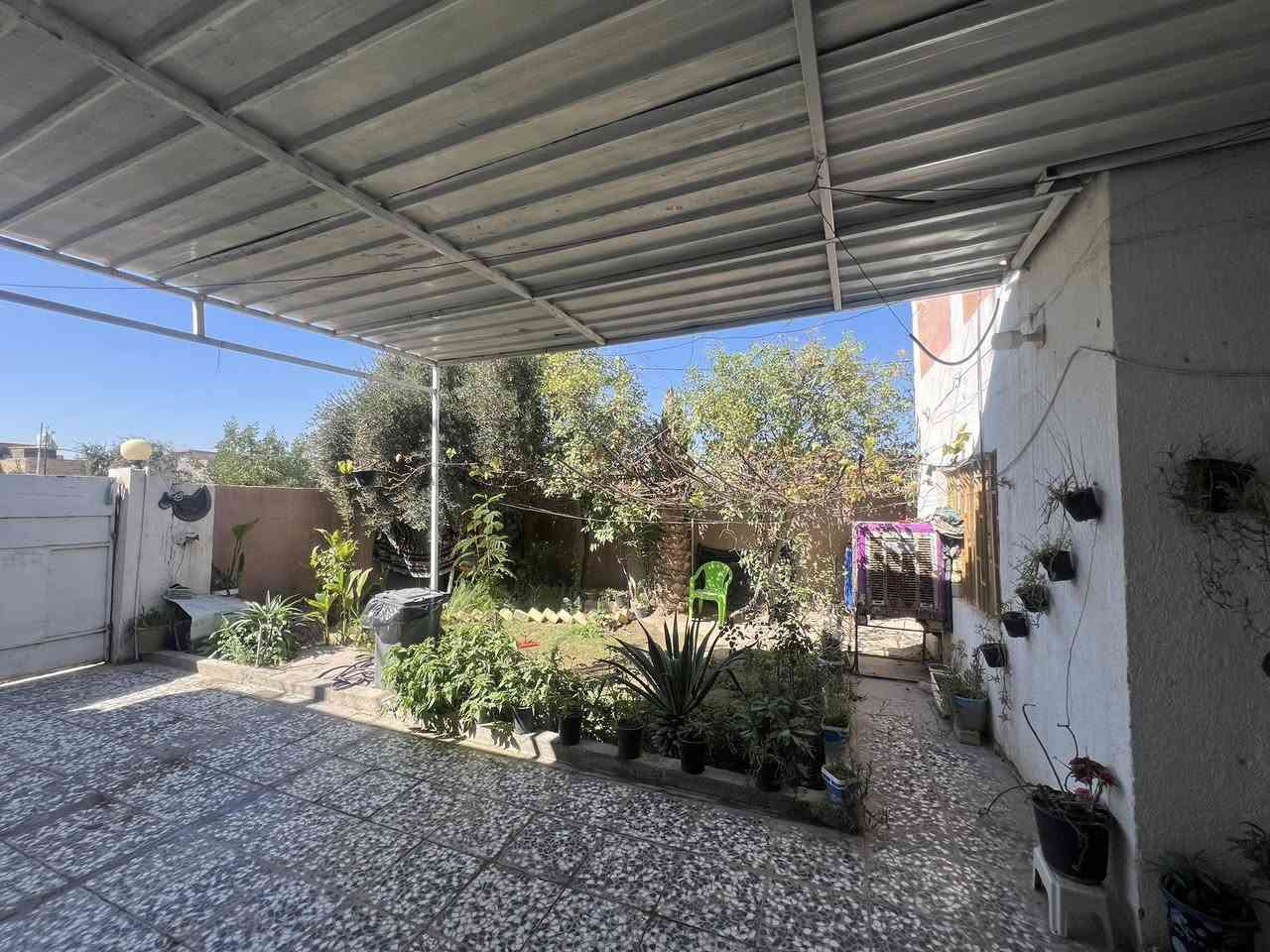 السلام عليكم دار للبيع مساحه 250متر ركن طابو صرف حر امامه متنزه ومدرسه يحتوي على ثلاث غرف 
السعر التصال على الرقم
***********
