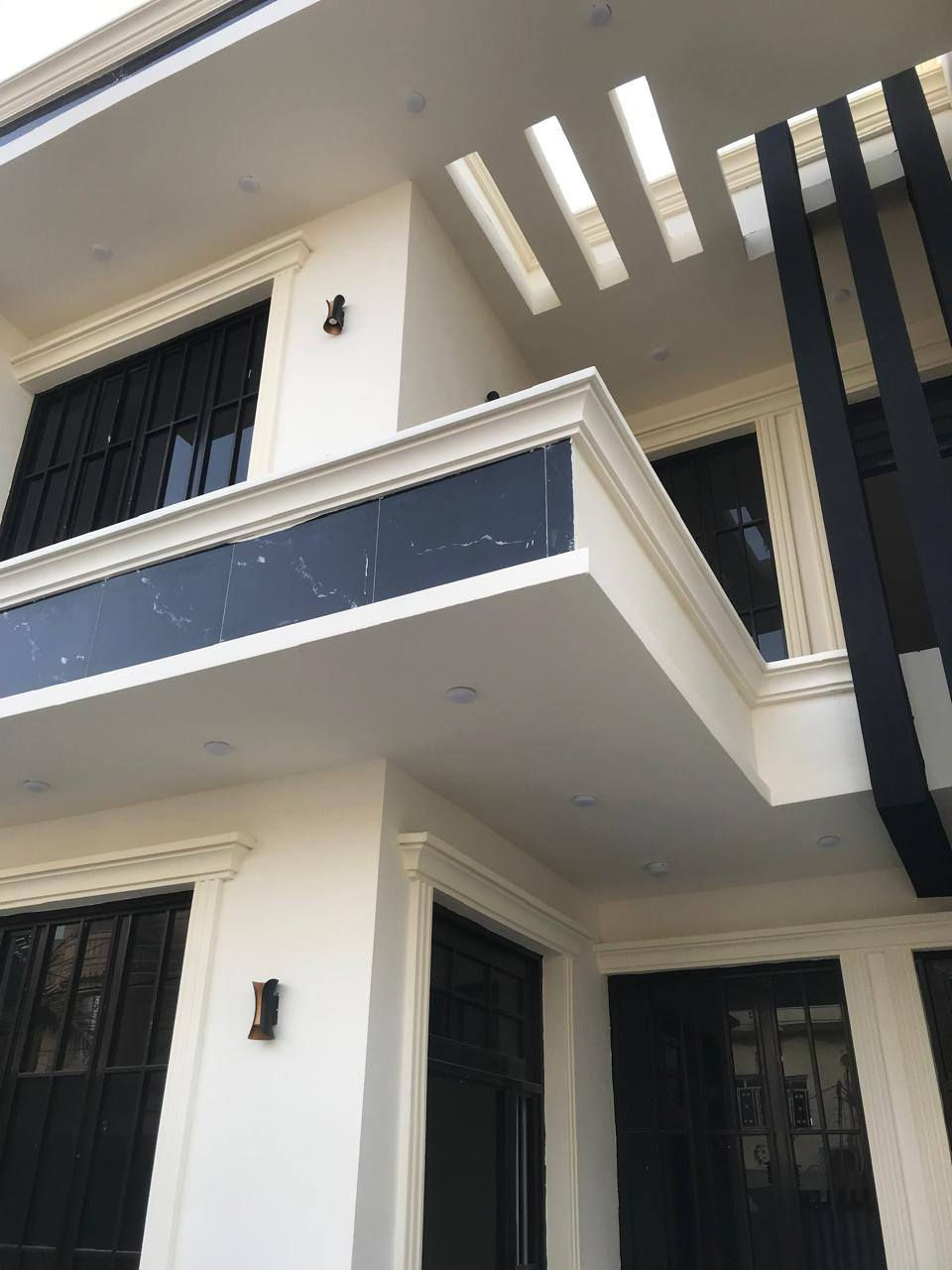 دار حي الخضراء للبيع المربع الذهبي واجهة شروق الشمس مساحة ١٥٠ متر يتكون من 
اربع غرفة نوم اثنين بالارضي واثنين بالطابق الأول استقبال كبيرة مطبخ صالة بالطابق الارضي وصالة بالطابق الاول 
٣ حمامات صحبات نوعية ممتازة 
سطح الاول سيراميك حامضي والسطح الثاني شتايكر 
الارضية لوح هندي
الدرج مرمر سمك ٣ سنتيمتر 
حمامات نظام تركي 
نظام تهوية دكتات 
الدار سحب ونقوش مغربية 
نظام سبالت 
نظام نفط 
نظام انترنت
نظام غاز 
نظام hd 
گزامة احذية مرمر 
نظام مكافحة ارضة 
الوجهة تعمل مع غروب الشمس وتطفىء تلقائيا مع الشروق 
الدرج نظام بيانو 🎹 للاستفسار الاتصال ***********
