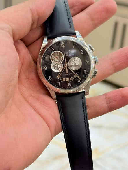 انظر إلى قلب الدقة يخفق على معصمك... Zenith El Primero Chronomaster Open "Power Reserve" ليست مجرد ساعة، بل هي قطعة من تاريخ صناعة الساعات حية تتنفس.

تُجسد هذه التحفة الميكانيكية إرثًا عريقًا، حيث كانت حركة El Primero من أوائل حركات الكرونوغراف الأوتوماتيكية في العالم. واليوم، تأخذك هذه الساعة إلى ما وراء الوقت من خلال نافذتها المفتوحة الساحرة، التي تمنحك إطلالة حصرية على آلية العمل الداخلية وهي تؤدي رقصتها الدقيقة.

عرض خاص بمواصفات استثنائية:

· الحالة: كالجديد - كما وصلت من المتجر لأول مرة.
· القطر: 44 ملم (مقاس أنيق وكلاسيكي).
· الحركة: كاليبر 4021 تلقائي - أشهر حركة كرونوغراف في العالم.
· السوار: سوار جلد أسود .
· التصميم: علبة من الفولاذ المقاوم للصدأ.
· مرفقاتها: العلبة الأصلية والكارت الرسمي (ضمان الجودة والأصالة).

أبرز المميزات:

· نافذة مفتوحة تكشف جمال الآلية.
· مؤشر احتياطي طاقة.
· دقة خارقة لقياس 1/10 الثانية.

للاستفسار والشراء، زورونا في:

· اسم المحل: 🏆 Golden Watch
· العنوان: 📍 واسط - الكوت - شارع المغرب
· للتواصل: 📞 *********** (واتساب أو اتصال مباشر)

لا تكتفي بقياس الوقت، بل امتلك أسطورة بحالة لا تُنسى.

#Golden_Watch #الكوت #واسط #زينيث #Zenith #ElPrimero #Chronomaster #ساعات_فاخرة
