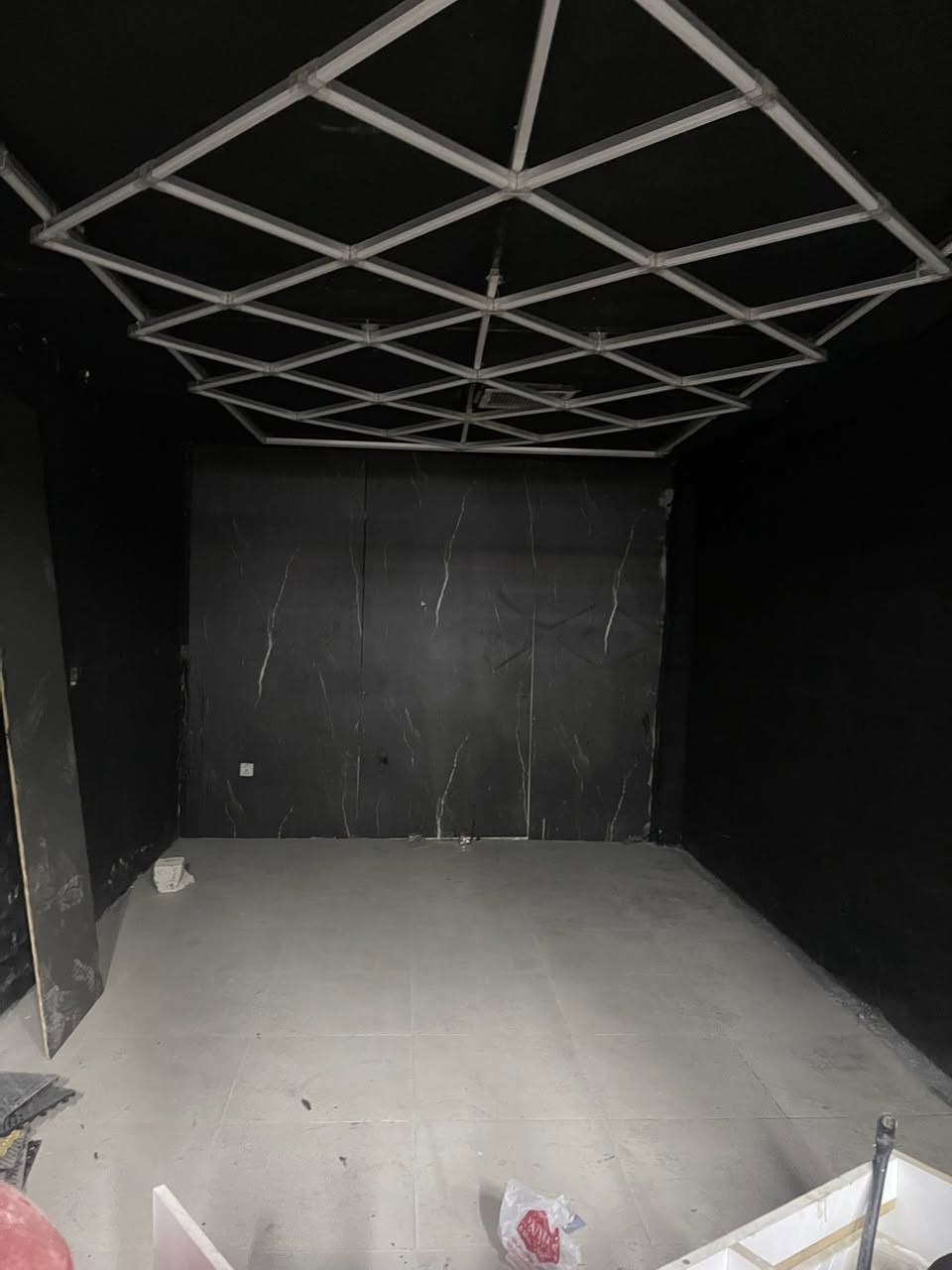 محل للايجار موقع تجاري سايدين في الدوره حي الشرطه ( الخورنق ) يصلح حلاقه محل قصابه صيدليه ووو الاتصال على الرقم ***********
