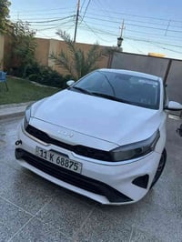 كيا فورتي 2023  مواصفات : مكينة 2000 دوش / شاشة كبيرة / كامرة دوارة / ...