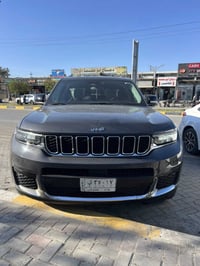 شباب جيب شيروكي موديل 2022 رقم بغداد 7راكب مواصفات  السيارة ماشية 32 ا...