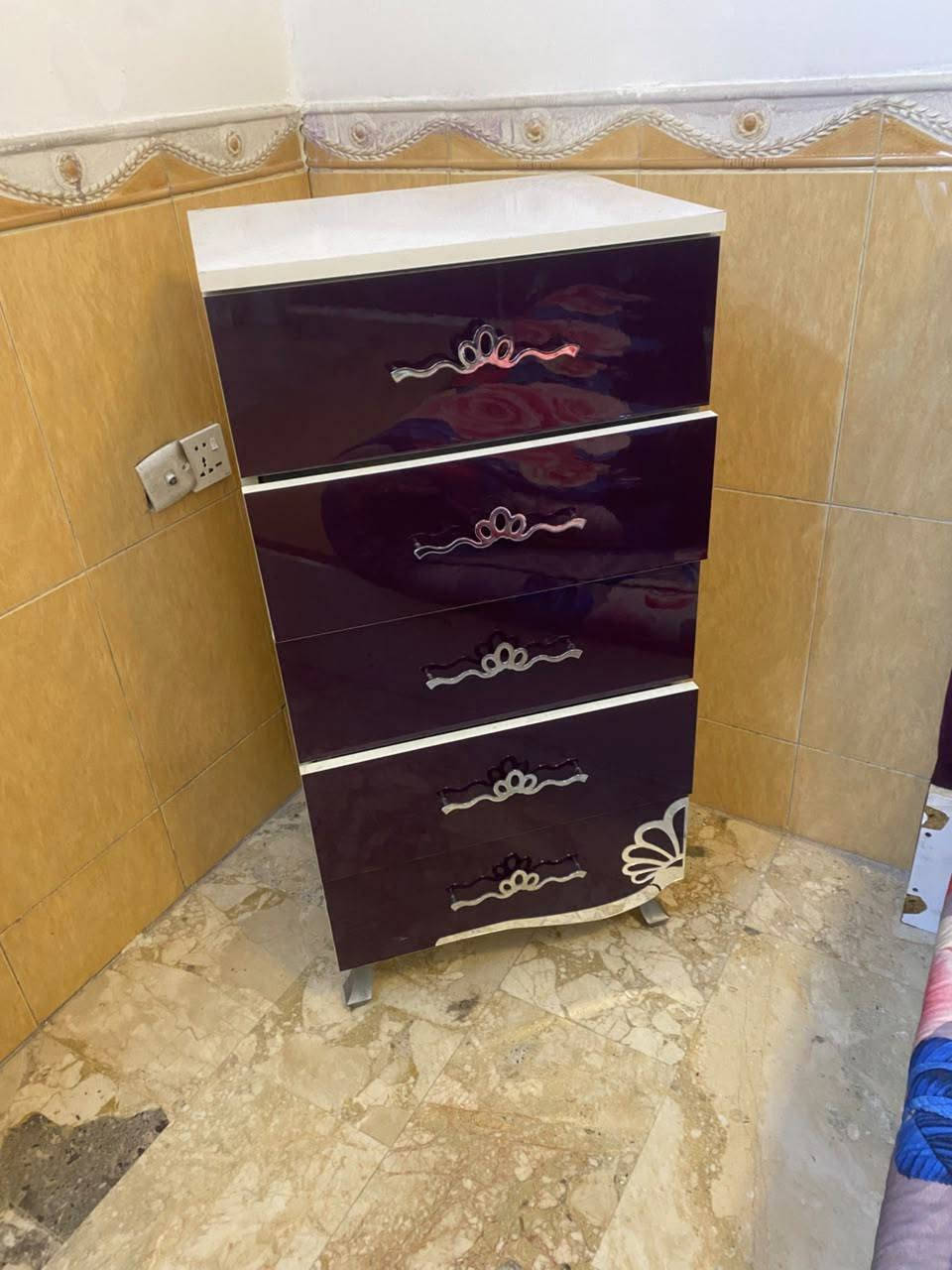 غرفه ويه دوشك بيه صوميه عراقيه كلش نضيفه تحتاج فقط سجه للكنتور  سعر 350 بيه مجال مكان شارع فلسطين
***********
