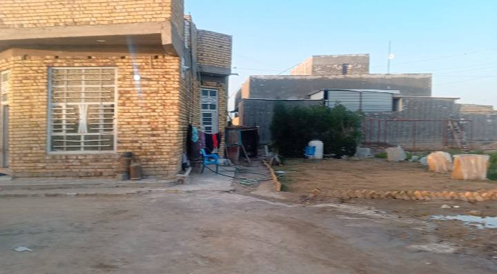 السلام عليكم بيت للبيع بل العلاك 
مساحه 500 سند 25 طابو زراعي 
كافة الخدمات موجوده يبعد عن الشارع العام 70 متر موقع راقي 
اتصل ***********
