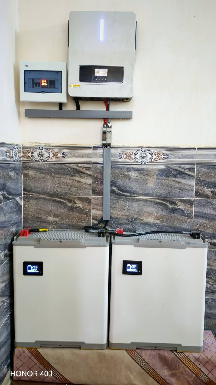 السلام عليكم ورحمة الله وبركاته :
عمل اليوم منظومه 7امبيرفي الرضوانيه الغربيه في قرية المعامير  لابن العم صالح عبدالله  تكونت من انفيرتر 4كيلوا واط مع بطاريه BYD 7.5 كيلوا واط عدد2 بقدرة تشغيل 8ساعات وامكانية تحديث المنظومه لل13امبير مستقبلاً. 🌹🌹🌹🌹
للتواصل مع : شمس المستقبل 🌷🌷🌷
***********
***********
متوفر نظام الاقساط 🌹🌹🌹🌹🌹🌹🌹
