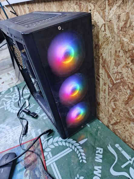 ‏سلام عليكم كيس نضيف البيع  . . . . معالج جيل تاسع ci5 . . . . رام 16 . . . . كرت شاشه AMD  RX 8g               ssd128g    hdd 1T الكيس سعرة 300 الف  ***********
