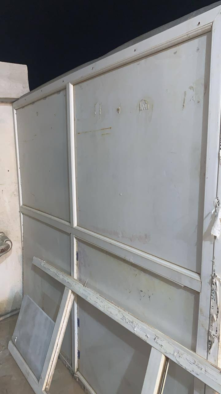 قطع بلاستك نضيف العرض تقريبن  ثلاث وارتفاع مترين وربع تقريبن
***********
