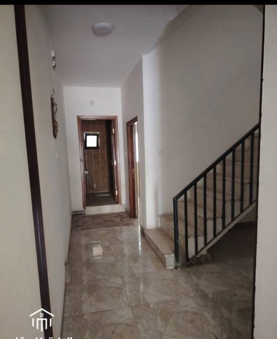 بيت حديث طابقين للايجار في كراده خارج قرب شارع عام مساحه عقار ١٧٠ متر يحتوي على صاله كبيره ضيوف وهول ومطبخ وغرفتين نوم وصحيات ٢ كبار وكراج ومخزن كبير يصلح تجاري او سكني عقار سعر الايجار ١١ ورقه للاستفسار ***********
