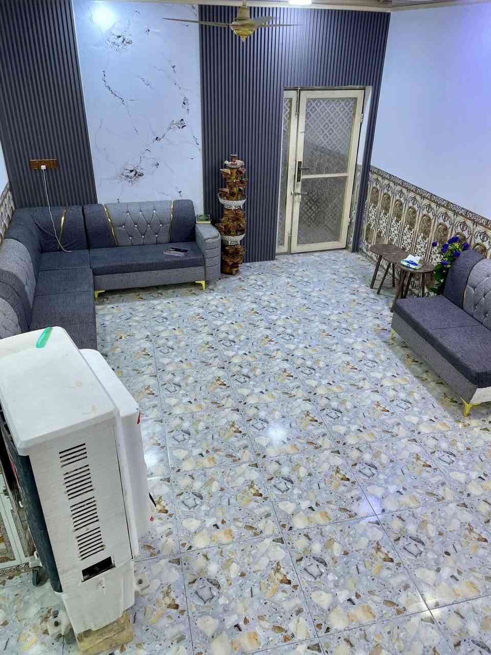 #فرصة_استثمارية
بيت بالذجرية ٢٥٠م ركن طابقين 

الطابق الارضي : براني وغرفتين وصالة ومطبخ وصحيات داخلية وخارجية.

الطابق الفوگ :
معزول بدرج خارجي يحتوي على شقتين كل شقة تحتوي على غرفة وصالة ومطبخ وصحيات.

السعر خاص بناء على رغبة صاحب العقار. 
#للاستفسار اكثر يرجى مراسلة الصفحة او الاتصال على الرقم *********** او زيارة مكتبنا الواقع في : السماوة - حي العسكري - مقابل صيدلية التفاح الاخضر ومجاور صيدلية الاريج .

