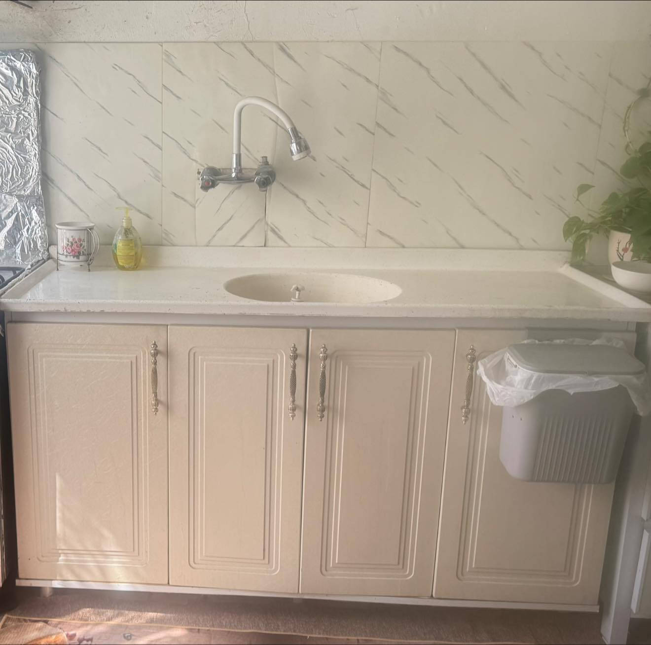 كاونترات مع ميز طعام 6 كراسي للبيع ،للاستفسار الاتصال على الرقم ***********
