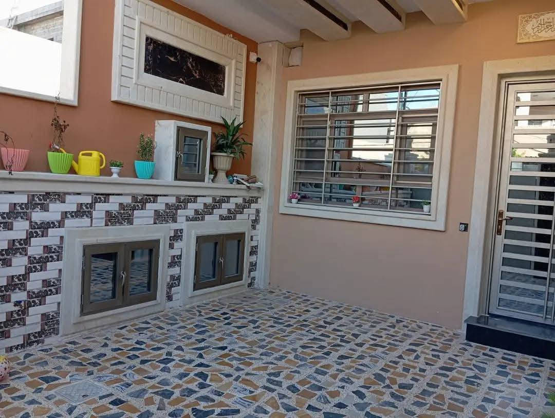 ✨ للبيع للبيع ✨الدار مع الاثاث 
📍 موقع الدار حي السماح الأساتذة 
🏫 مساحة الدار ٢٠٠م واجهة ١٠م بناء حديث طابقين 
ط١/كراج استقبال مطبخ حار/بارد صالة غرف نوم  عدد2 صحيات
ط٢/غرف نوم عدد3نوم  صالة صحيات مطبخ بيتونة
💯نظام تبريد مركزي نظام كامرات وستلايت
📑جنس العقار سند طابو الزهور ملك صرف
.......................... 
***********
***********
