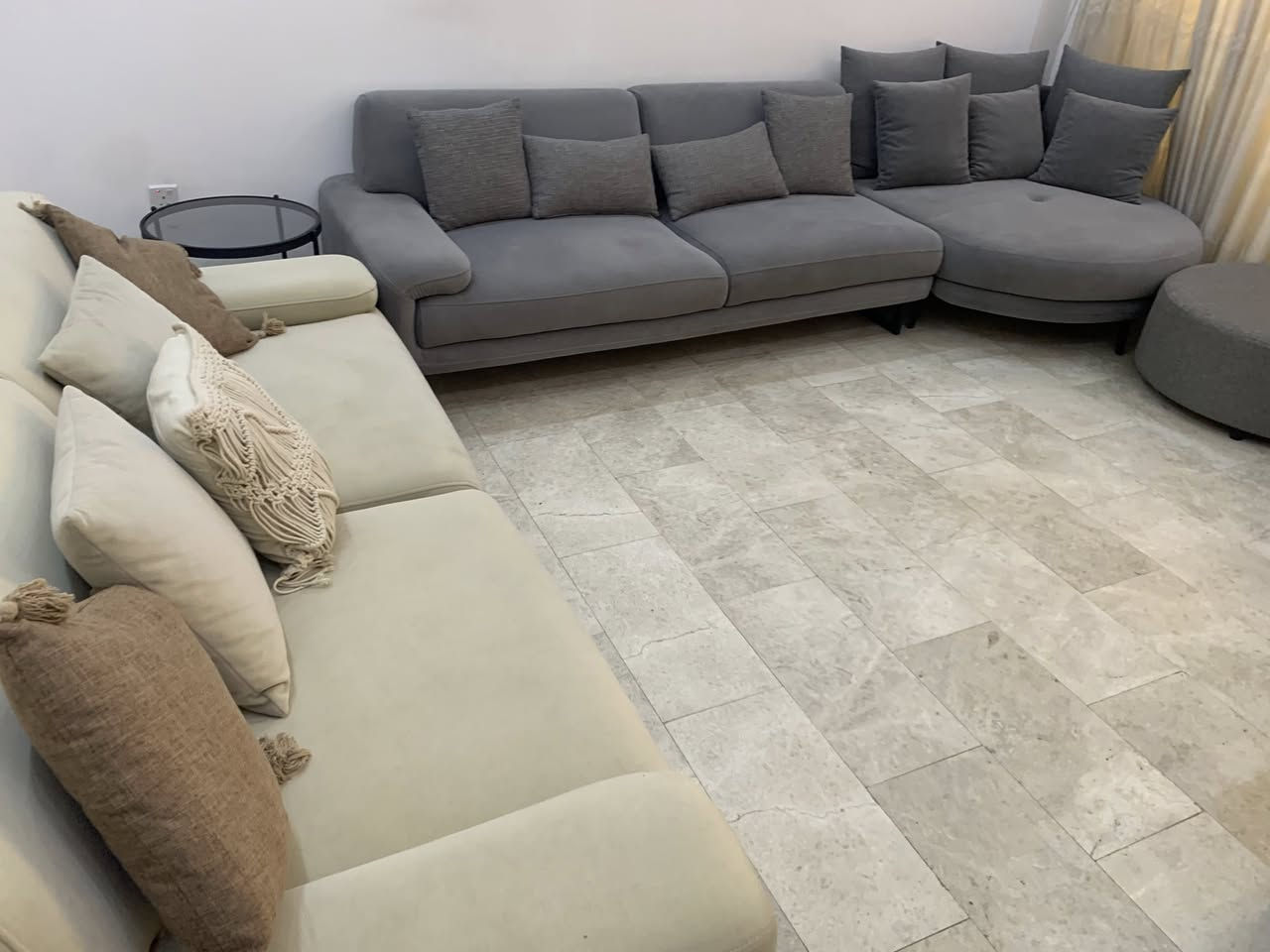 تخم قنفات مودرن تركي لونين رصاصي وبيج ٨ مقاعد مع كورنر دائري وطبلة دائرية يتكبر يصير منام  كلش نظيف سعر البيع 1700$ علما اني مشتريه 2700$ 
الاتصال ***********
