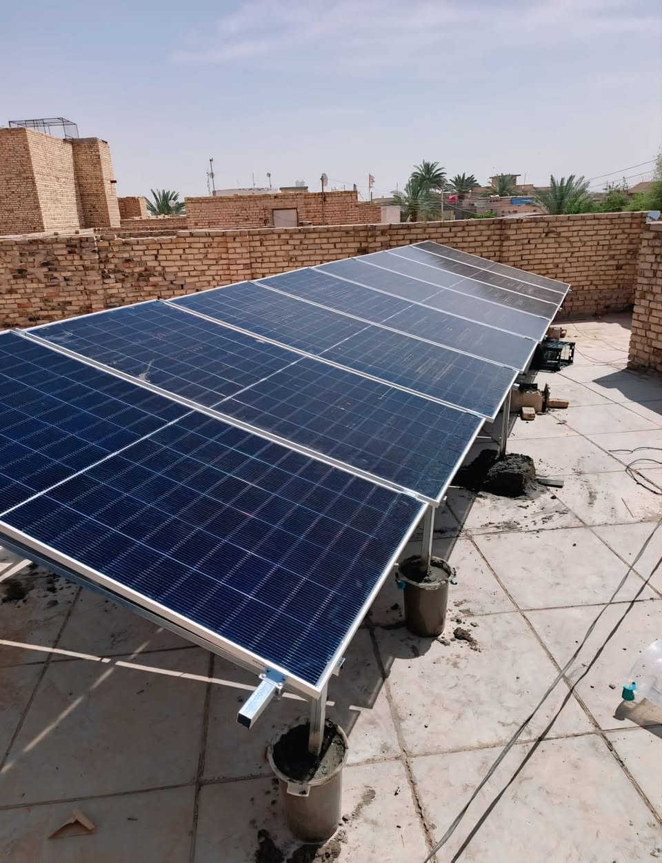 هذه المرة بيت آخر في قضاء السدير يودّع انقطاع التيار الكهربائي وضعف المولدة نهائياً 🌞⚡

في منزل الأستاذ أبو عبد الله تم بعون الله نصب منظومة طاقة شمسية بقدرة 15 أمبير نهاري و10 أمبير ليلي، لتأمين تشغيل مريح ومستقر لكامل البيت.

🔹 مكونات المنظومة:

✅ انفيرتر العملاق من ماركة بور زون  
قدرة 6KW Hybrid  
ضمان سنتين

✅ بطارية ليثيوم عملاقة سعة 10KW  
تعطي تشغيل 10 أمبير لمدة 4 ساعات متواصلة ليلاً، وكلما قلّ السحب زادت ساعات التشغيل والعكس صحيح. ضمان 5 سنوات

✅ ألواح شمسية عدد 8  
سعة كل لوح 620 واط  
ضمان 15 سنة

✅ هيكل حديدي مغلون مع جوزات وبوردات حماية  
وضمان شامل على العمل والتنصيب

للاستفسار والحجز:
📞 ***********

📲 واتساب:
***********
