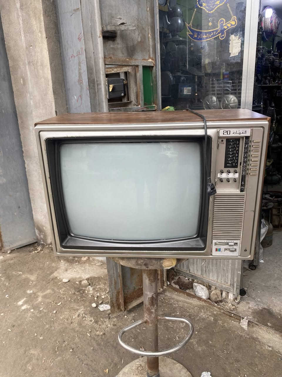 مجموعة تلفزيونات قديمه للبيع ***********
