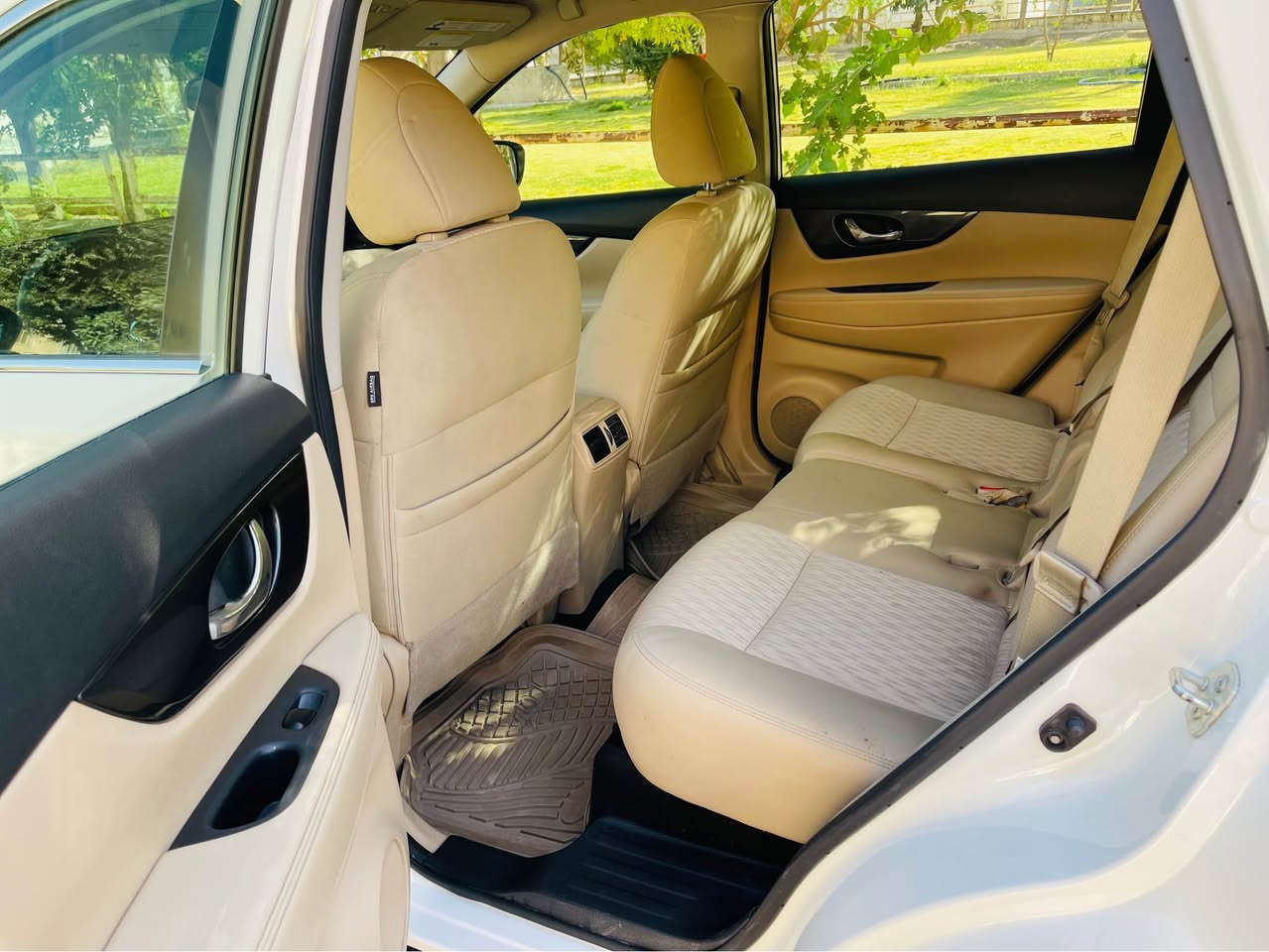 نیسان رۆگ ٢٠١٧
تەنها یەک چاملغی بۆیاغە بێ ناو بێ ئێڕباگ
تەنها ٣٣ مل ڕۆیشتوە خۆمان ڕەقەمان کردوە 
ناو زەردە زۆر با تازەی ماوەتەوە
سەیارەکە یەک دەست بووە 
چوار تایەی تازەی لە ژێرە 
سەیارەکە هیچ مەسرەفی تێدانیە 
شوشەی جوانە 
ڕادارە ئۆتۆ ستۆپە 
شوێن ڕانیە
نرخ١٧٤ گەڵا
***********
*********** رانية, السليمانية
