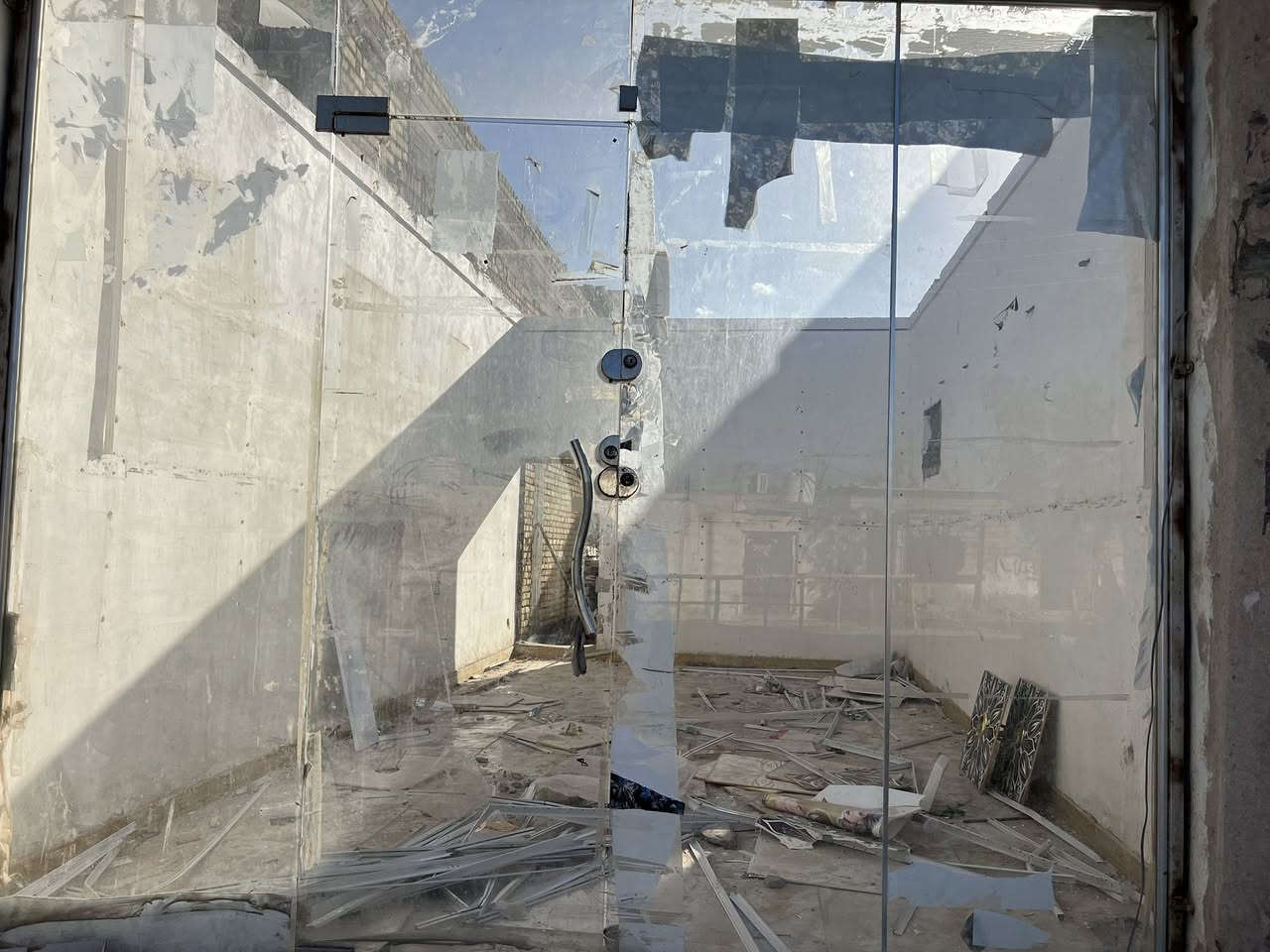 سلام عليكم جان خانه البيع الرتفاع 3و10والعرض 3جديده بشكل ما مستعمله شلع مكانً اريدو ***********
