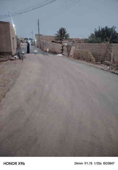 السلام عليكم بيت للبيع قريه سيد مناحي متوفر كافه الخدمات بيت يحتوي على خمس غرف نوم ومطبخ 5في  5 ديوانيه ١٦ في 5 حوش خير من حديقه ترك صحيات داخليه خارجيه البيت كامل خير من الله المساحه 580 بناء حديث بلوك سكف كونكريت الوجه وااديوانيه دنك جداري للاستفسار الاتصال ***********
