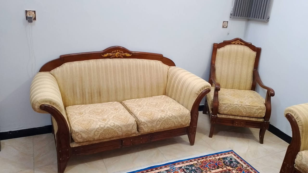 تخم مرتب ونضيف سعر السعر300 الف مكاني البلديات شارع المصرف ***********
