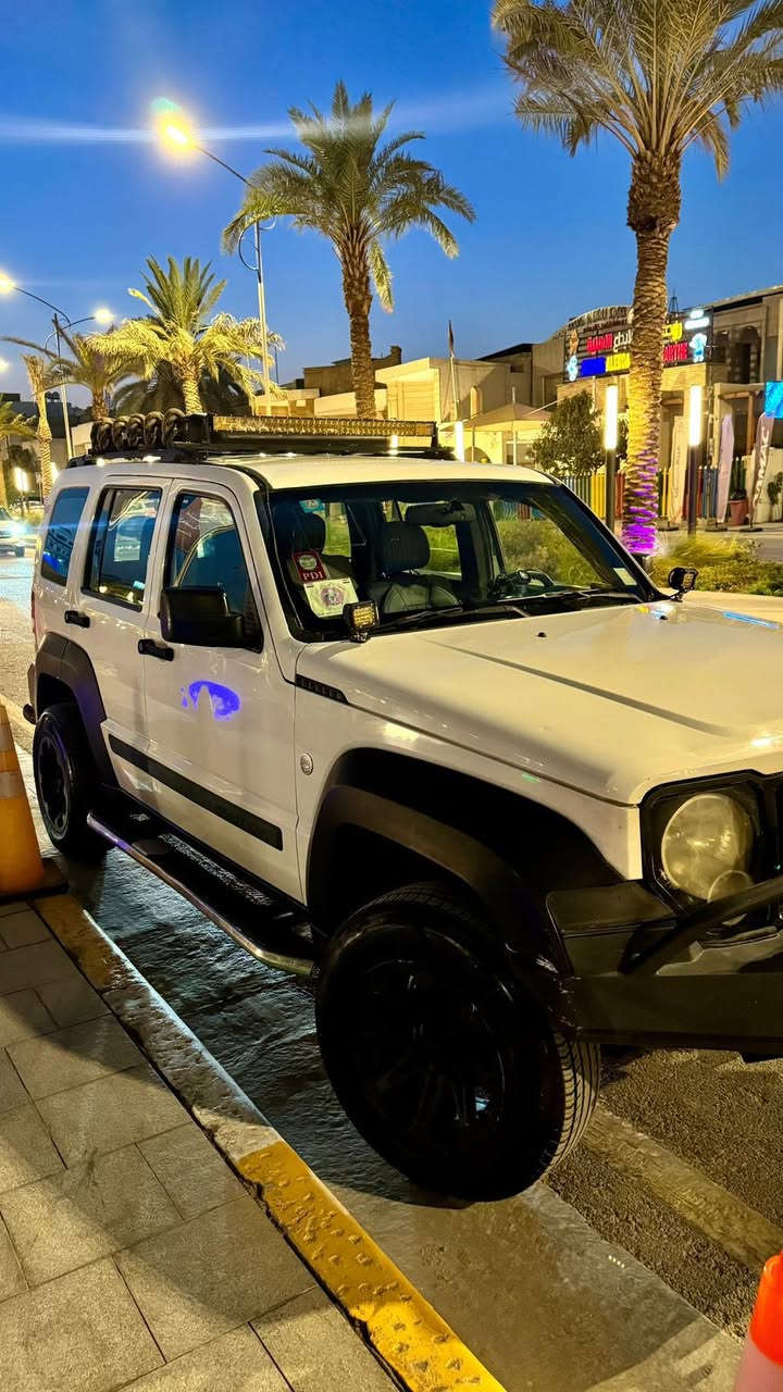 السلام عليكم جيب ليبرتي 2010 جاهزه من كلشي بيهه بابين  صبغ (تقرير موجود )(مزودة) مكينه گير جديد حداديه نظيفه سنويه 26 تنتهي بشهر ل6 السياره عدي بيهه وكاله راعيه بغداد مكاني بالبصرة 
***********
السعر (98 )والشراي يدلل
