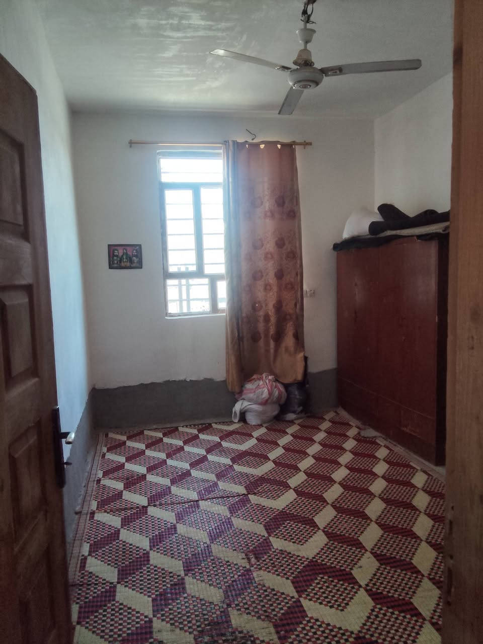 دار للبيع المحموديه حي المرتضى گاع جواهر زراعي سند 25 مساحة 150متر استقبال 6×3.5
غرفتين الغرفه 5×3.5 
الصاله 3.5×5.5
ترك على طول البيت متر وعشرين 
منور جانبي 2×1.5
حمام داخلي 1.5×1.5
مطبخ 3×3.5
صحيات خارجيه 
ساحه خارجيه 3.5×5
السعر المطلوب63مليون ويي مجال بسيط
***********
